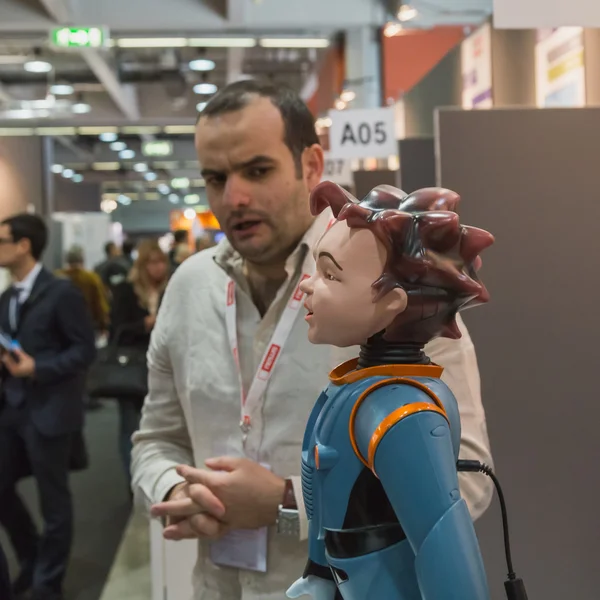 ディスプレイ上のミラノ、イタリアで Smau 2014 サラセン ロボット — ストック写真