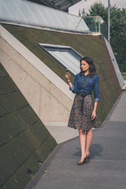 Güzel kız manifatura şehir sokaklarında