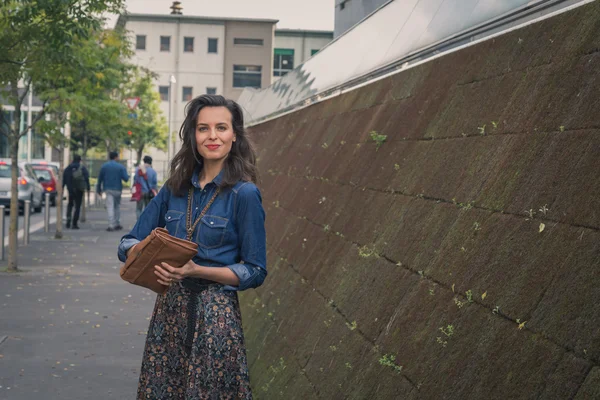 Jolie fille posant dans les rues de la ville — Photo