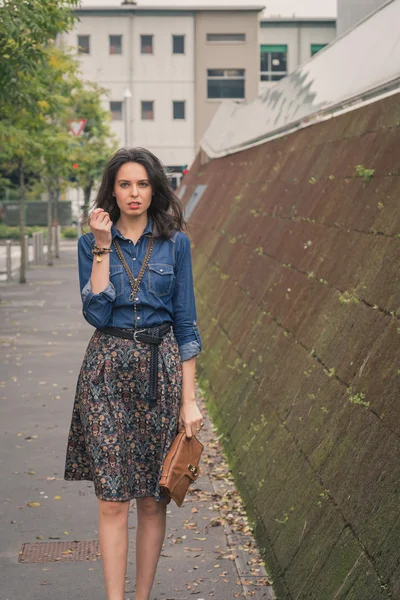 Jolie fille posant dans les rues de la ville — Photo