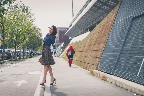 Jolie fille posant dans les rues de la ville — Photo