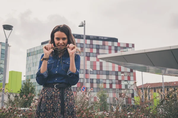 Jolie fille posant dans les rues de la ville — Photo