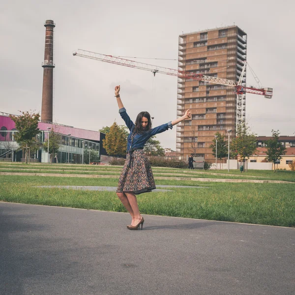 Chica bonita posando en las calles de la ciudad —  Fotos de Stock