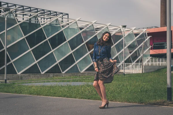 Mooi meisje poseren in de straten van de stad — Stockfoto