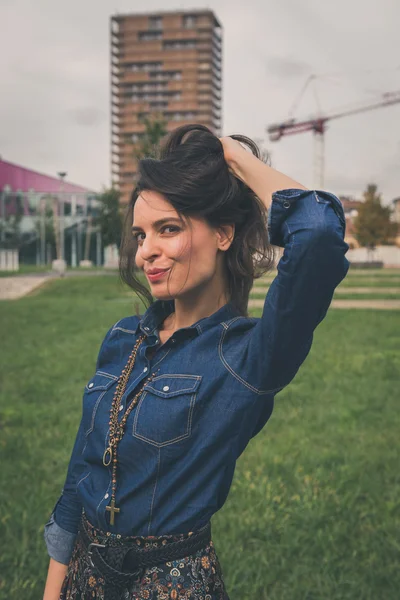 Chica bonita posando en las calles de la ciudad —  Fotos de Stock