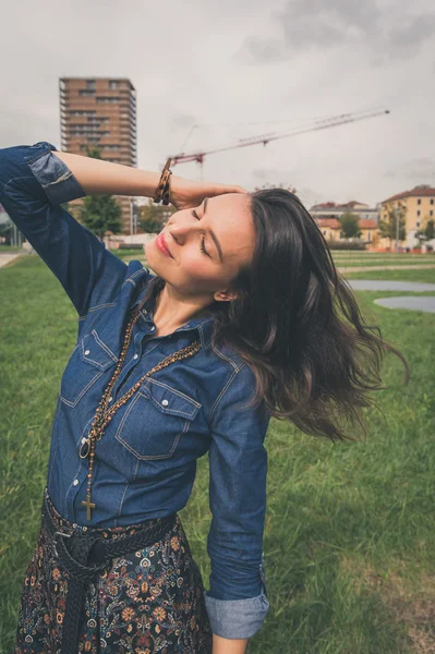 Chica bonita posando en las calles de la ciudad —  Fotos de Stock