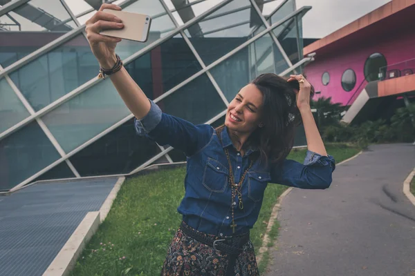 Ładna dziewczyna selfie w ulicach miasta — Zdjęcie stockowe