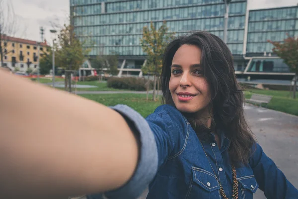 Jolie fille prenant un selfie dans les rues de la ville — Photo