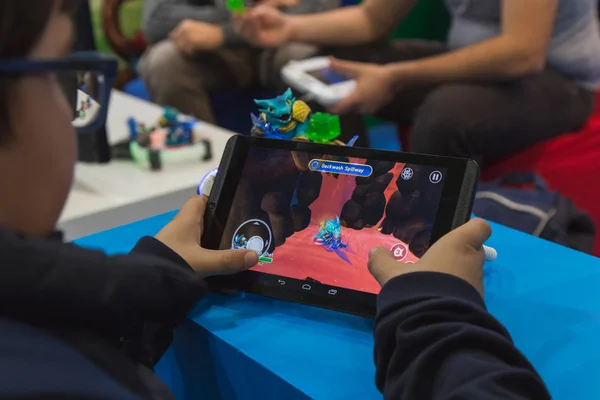 Mensen spelen op Games Week 2014 in Milaan, Italië — Stockfoto