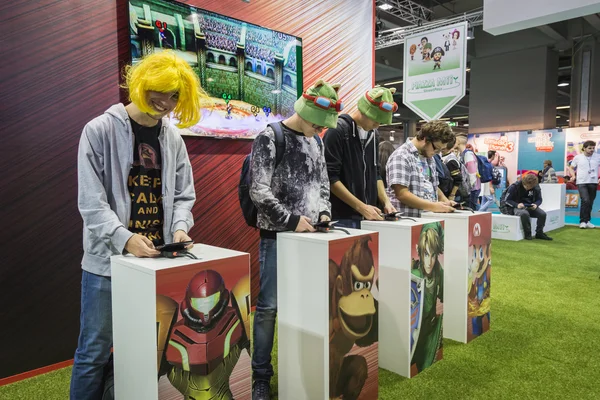 Mensen spelen op Games Week 2014 in Milaan, Italië — Stockfoto