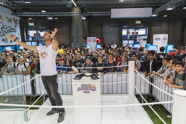 People visiting Nintendo stand at Games Week 2014 in Milan, Italy — Stock Photo, Image