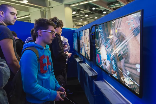 Mensen spelen op Games Week 2014 in Milaan, Italië — Stockfoto