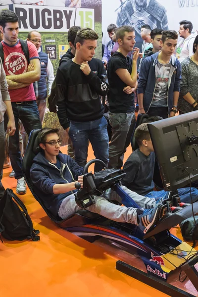 Mensen spelen op Games Week 2014 in Milaan, Italië — Stockfoto