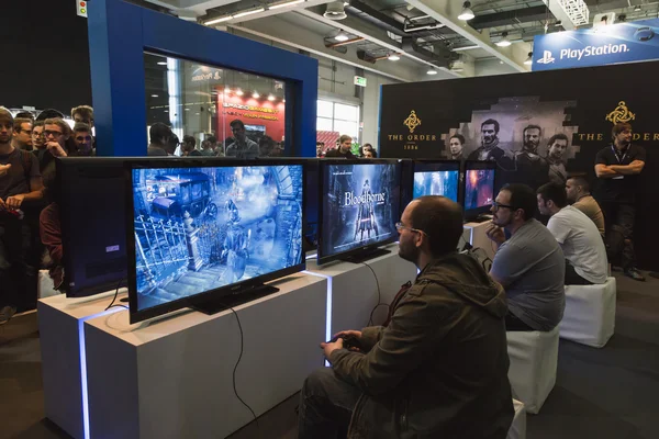 People playing at Games Week 2014 in Milan, Italy — Stock Photo, Image