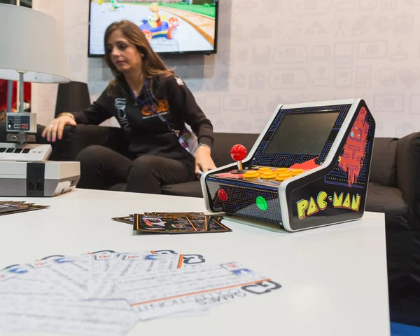 Pac Man konsoll under Games Week 2014 i Milano, Italia – stockfoto