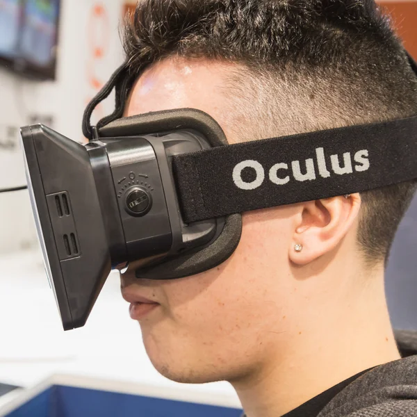 Guy probeert Oculus hoofdtelefoon op Games Week 2014 in Milaan, Italië — Stockfoto