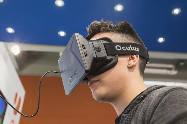 Kerl probiert Oculus Headset auf der Games Week 2014 in Mailand, Italien — Stockfoto