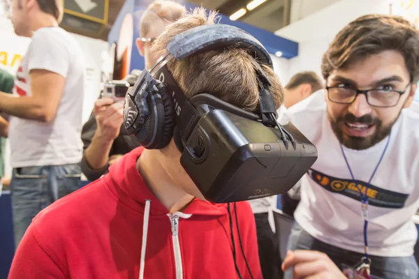 Tipo probando los auriculares Oculus en la Semana de los Juegos 2014 en Milán, Italia — Foto de Stock