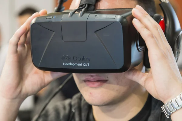 Chlap se snaží Oculus sluchátek hry týden 2014 v Miláně, Itálie — Stock fotografie