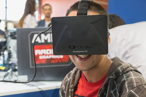 Guy probeert Oculus hoofdtelefoon op Games Week 2014 in Milaan, Italië — Stockfoto