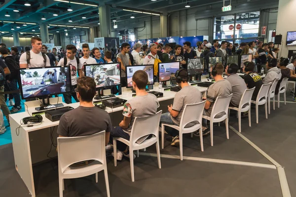 Gente jugando en la Semana de los Juegos 2014 en Milán, Italia — Foto de Stock