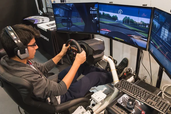 Cara jogando no Games Week 2014 em Milão, Itália — Fotografia de Stock