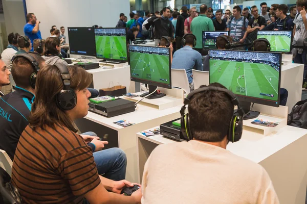 Jongens spelen op Games Week 2014 in Milaan, Italië — Stockfoto