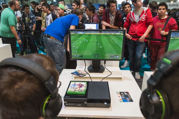 Guys bermain di Game Week 2014 di Milan, Italia — Stok Foto