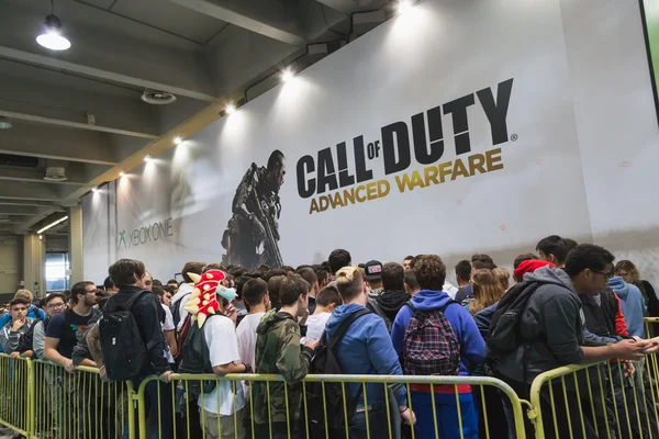 Personas esperando para entrar en el stand de Call of Duty en la Semana de los Juegos 2014 en Milán, Italia —  Fotos de Stock