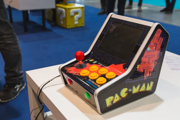 在游戏周 2014 年在意大利米兰的老式 Pac Man 控制台 — 图库照片