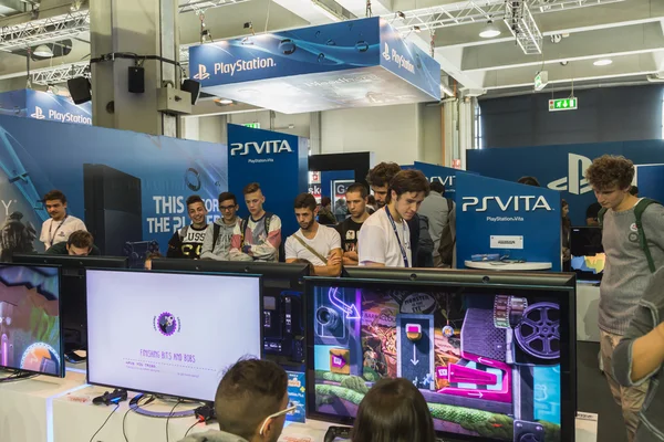 Mensen spelen op Games Week 2014 in Milaan, Italië — Stockfoto