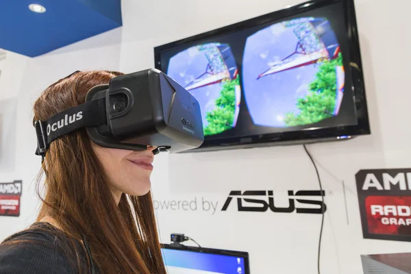 Ragazza che prova le cuffie Oculus alla Games Week 2014 a Milano, Italia — Foto Stock