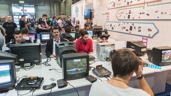 Personer som spelar på spel vecka 2014 i Milano, Italien — Stockfoto