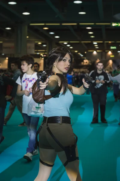 Lara Croft cosplayer poseren op Games Week 2014 in Milaan, Italië — Stockfoto