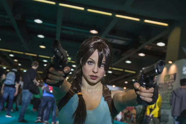 Lara Croft cosplayer pozowanie w 2014 roku tydzień gry w Mediolan, Włochy — Zdjęcie stockowe