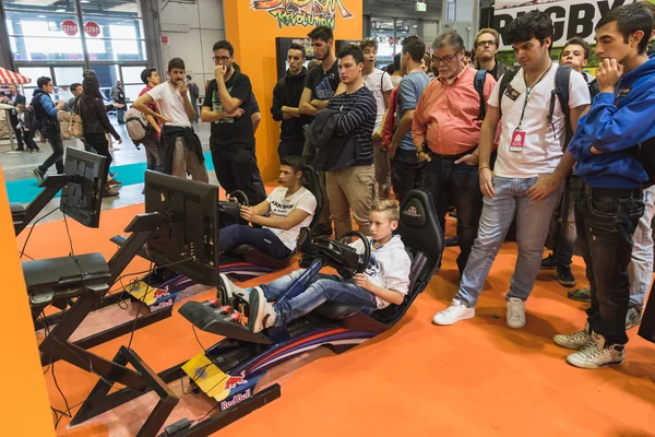 Personer som spelar på spel vecka 2014 i Milano, Italien — Stockfoto