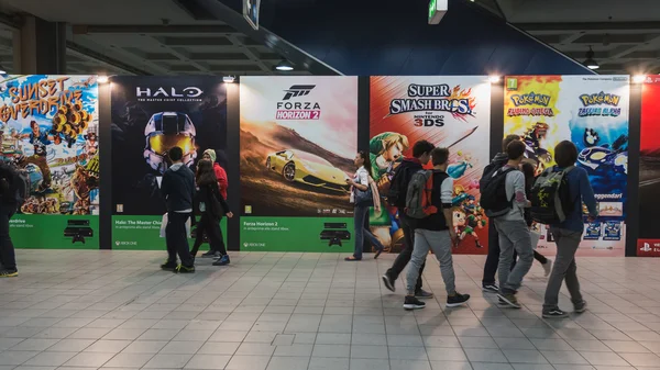 Pessoas que visitam a Semana dos Jogos 2014 em Milão, Itália — Fotografia de Stock