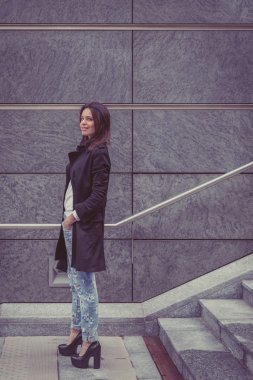 Güzel kız şehir sokaklarda poz