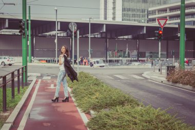 Güzel kız şehir sokaklarda poz