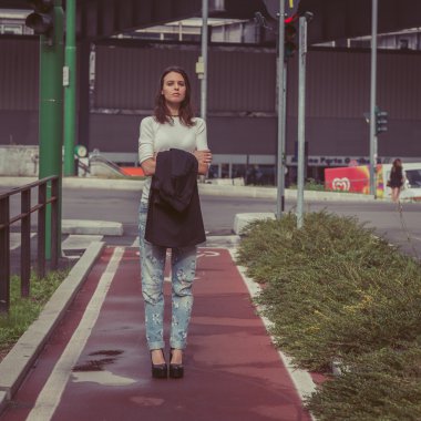 Güzel kız şehir sokaklarda poz