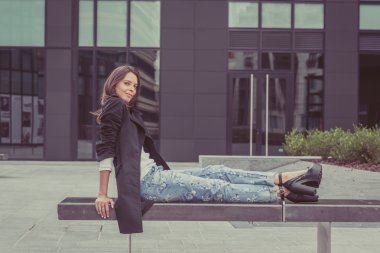 Güzel kız şehir sokaklarda poz