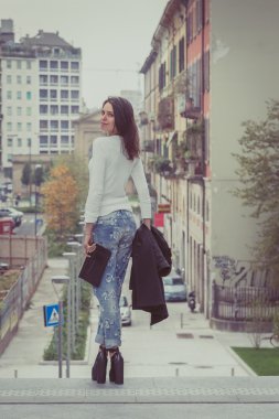 Güzel kız şehir sokaklarda poz