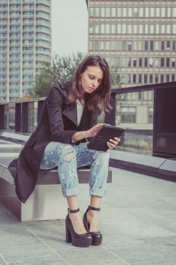 Güzel kız onun tablet ile çalışma