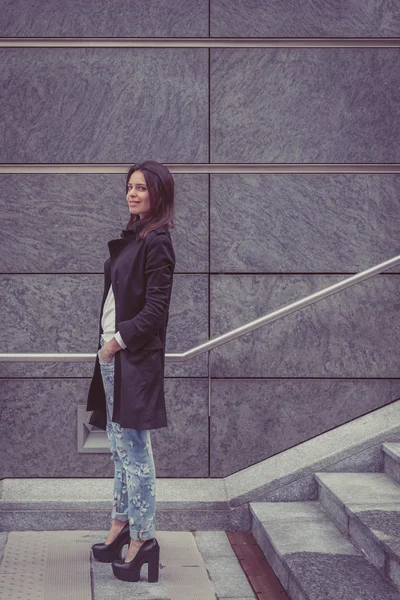 Chica bonita posando en las calles de la ciudad —  Fotos de Stock