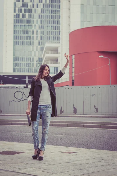 Mooi meisje poseren in de straten van de stad — Stockfoto