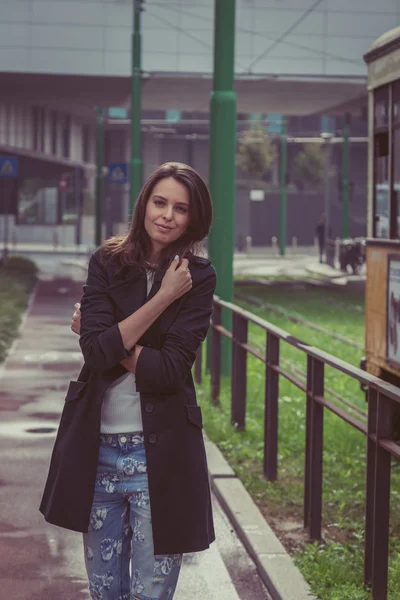 Pretty girl posing in the city streets — Stock Photo, Image