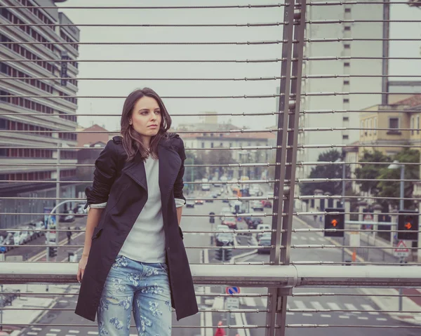 Menina bonita posando nas ruas da cidade — Fotografia de Stock