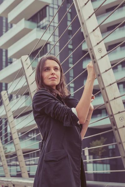 Mooi meisje poseren in de straten van de stad — Stockfoto