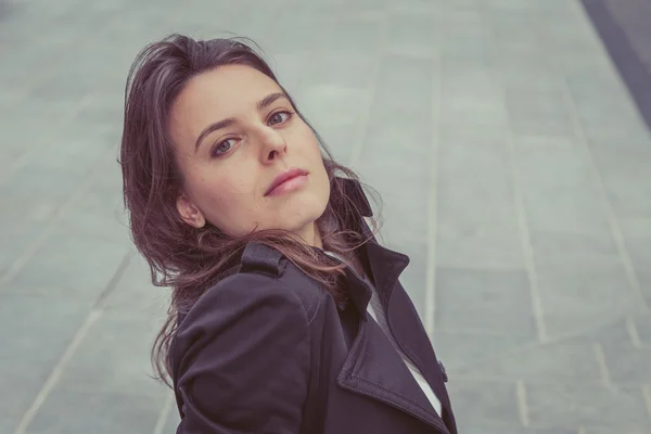 Pretty girl posing in the city streets — Stock Photo, Image