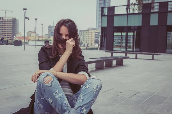 Jolie fille posant dans les rues de la ville — Photo